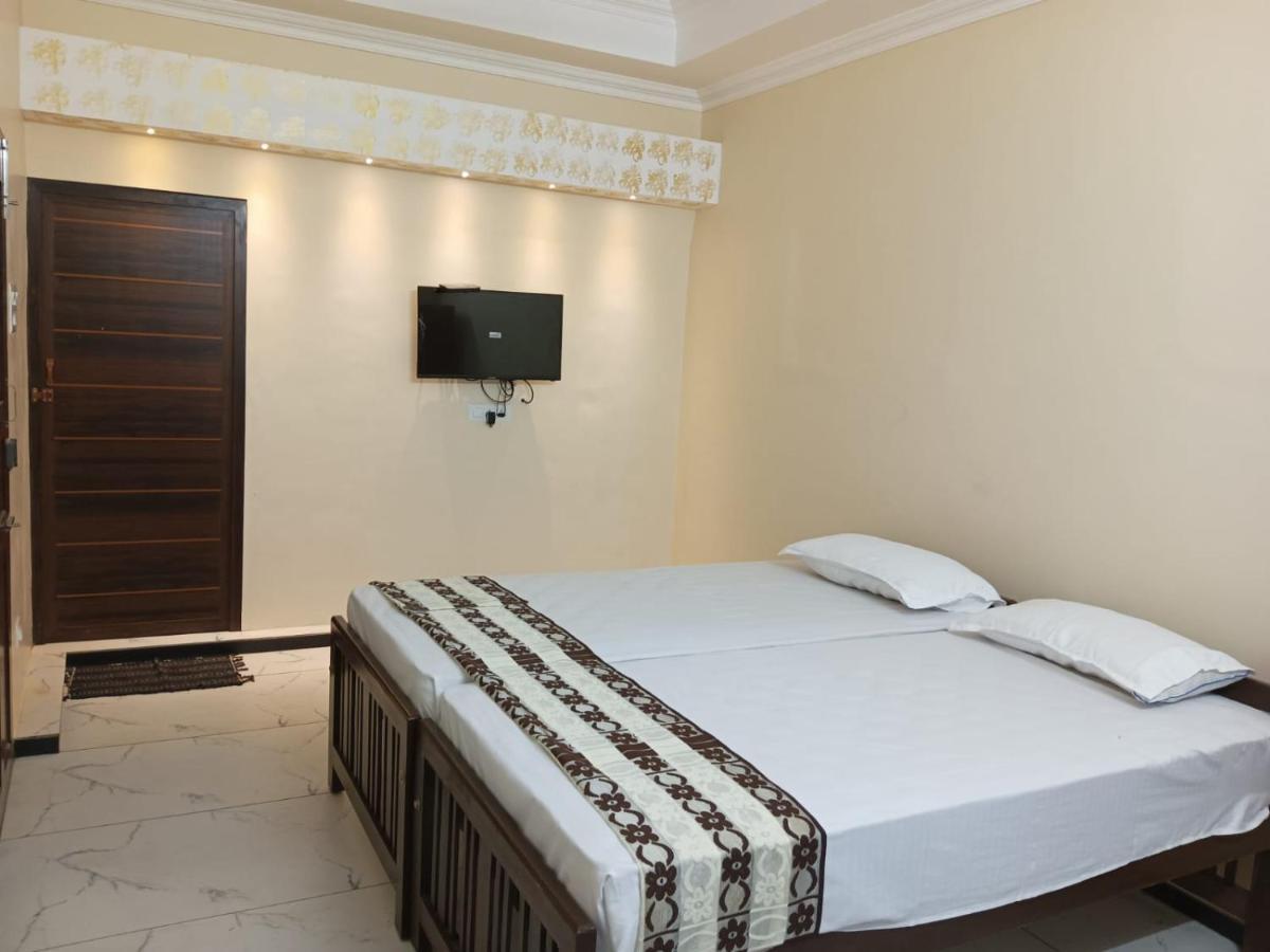 Sri Padmanabha Tourist Home تريفِندرم المظهر الخارجي الصورة